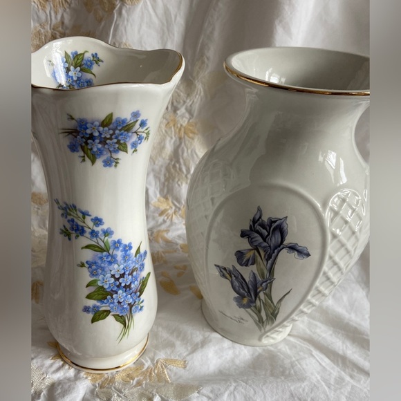 Elegant Vintage Sheltonian Porcelain Vase, Adorned w/Tiny Forget-Me-Knot Flowers - Picture 5 of 11